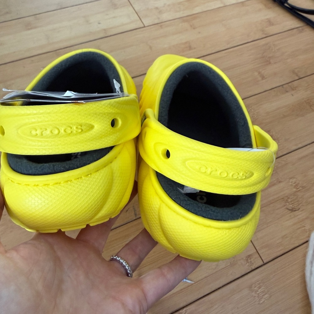 NWT Crocs Classic Lined Overpuff Clogs Lemon Yellow M7/W9 - Picture 3 of 7